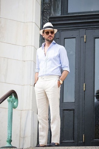 Comment porter un chapeau de paille blanc: Pour une tenue aussi confortable que ton canapé, opte pour une chemise à manches longues bleu clair avec un chapeau de paille blanc. Habille ta tenue avec une paire de slippers en cuir noirs.