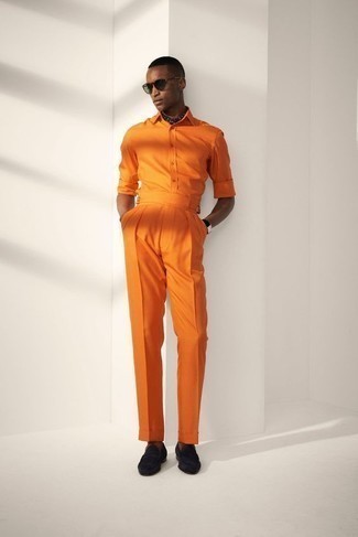 Comment porter une chemise à manches longues orange: Harmonise une chemise à manches longues orange avec un pantalon de costume orange pour une silhouette classique et raffinée. Une paire de slippers en daim noirs est une option avisé pour complèter cette tenue.