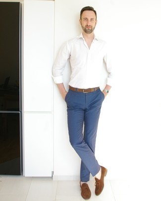 Comment porter un pantalon de costume bleu: Opte pour une chemise à manches longues blanche avec un pantalon de costume bleu pour dégager classe et sophistication. Une paire de slippers en daim marron est une option génial pour complèter cette tenue.