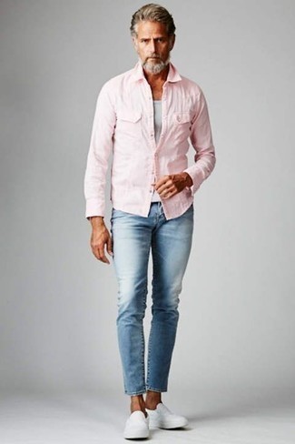 Comment porter une chemise à manches longues rose: Marie une chemise à manches longues rose avec un jean bleu clair pour une tenue idéale le week-end. Une paire de baskets à enfiler en toile blanches est une option parfait pour complèter cette tenue.