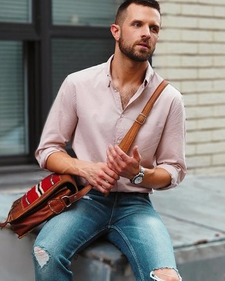 Comment porter une chemise à manches longues rose avec un jean bleu marine pour un style relax: Pense à harmoniser une chemise à manches longues rose avec un jean bleu marine pour une tenue relax mais stylée.