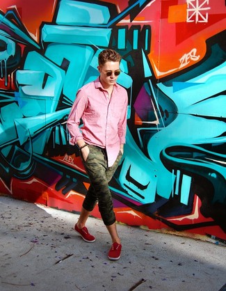 Comment porter un pantalon de jogging camouflage olive pour un style decontractés en été: Porte une chemise à manches longues rose et un pantalon de jogging camouflage olive pour une tenue idéale le week-end. Une paire de baskets basses en toile rouges est une option avisé pour complèter cette tenue. C'est une tenue idéale pour cet été.