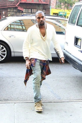 Tenue de Kanye West: Chemise à manches longues écossaise rouge et bleu marine, T-shirt à manche longue et col boutonné blanc, Jean bleu clair, Bottines chukka en daim marron clair