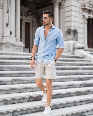 Comment porter des chaussettes bleu clair: Essaie d'associer une chemise à manches longues bleu clair avec des chaussettes bleu clair pour un look confortable et décontracté. Une paire de baskets basses en cuir blanches apportera une esthétique classique à l'ensemble.