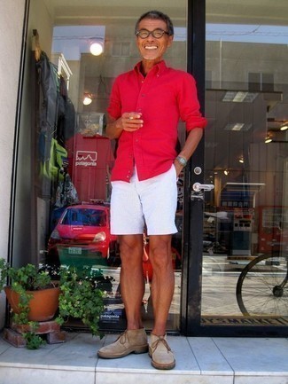 Tenue: Chemise à manches longues rouge, Short blanc, Bottines chukka en toile beiges, Lunettes de soleil transparentes
