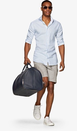 Tenue: Chemise à manches longues à rayures verticales bleu clair, Short de running gris, Baskets basses en cuir blanches, Grand sac en cuir bleu marine