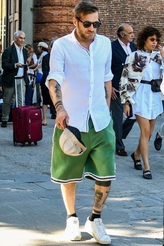 Comment porter un short vert quand il fait chaud après 40 ans: Essaie d'associer une chemise à manches longues blanche avec un short vert pour un look confortable et décontracté. Cette tenue est parfait avec une paire de baskets basses en toile blanches.