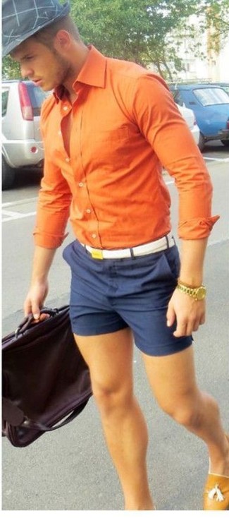 Comment porter des slippers en cuir beiges: Associe une chemise à manches longues orange avec un short bleu marine pour une tenue idéale le week-end. Apportez une touche d'élégance à votre tenue avec une paire de slippers en cuir beiges.