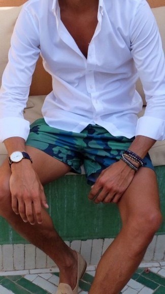 Comment porter un bracelet bleu marine: Choisis une chemise à manches longues blanche et un bracelet bleu marine pour une tenue idéale le week-end. Rehausse cet ensemble avec une paire de slippers en daim beiges.