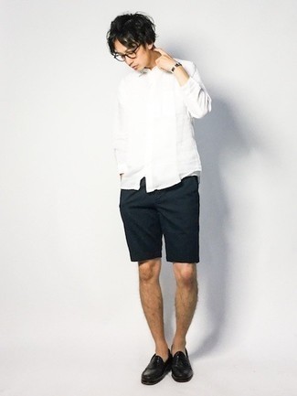 Tenue: Chemise à manches longues blanche, Short bleu marine, Slippers en cuir noirs, Lunettes de soleil transparentes