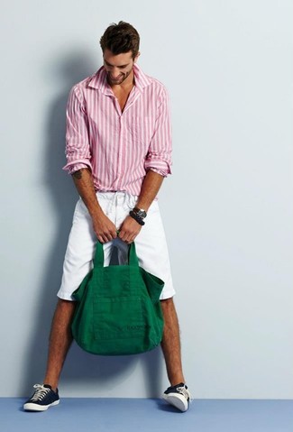 Tenue: Chemise à manches longues à rayures verticales blanc et rose, Short blanc, Tennis bleu marine, Sac fourre-tout en toile vert foncé