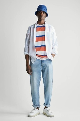 Comment porter un jean bleu clair: Associe une chemise à manches longues blanche avec un jean bleu clair pour un déjeuner le dimanche entre amis. Une paire de baskets basses en cuir blanches est une option parfait pour complèter cette tenue.
