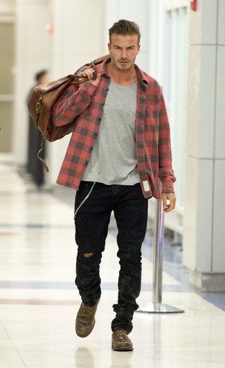 Tenue de David Beckham: Chemise à manches longues en flanelle à carreaux rouge et noir, T-shirt à col rond gris, Jean noir, Bottes de loisirs en cuir marron foncé