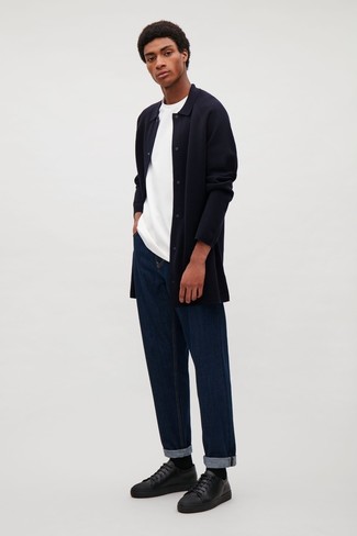 Comment porter une chemise à manches longues en flanelle noire: Choisis une chemise à manches longues en flanelle noire et un jean bleu marine pour une tenue idéale le week-end. Une paire de baskets basses en cuir noires est une option avisé pour complèter cette tenue.