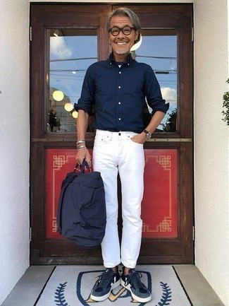 Comment porter une chemise à manches longues bleue avec un jean blanc en été après 50 ans: Pense à porter une chemise à manches longues bleue et un jean blanc pour un look de tous les jours facile à porter. Une paire de baskets basses en toile bleu marine et blanc est une option avisé pour complèter cette tenue. Une géniale tenue, qu’on veut pour l'été.