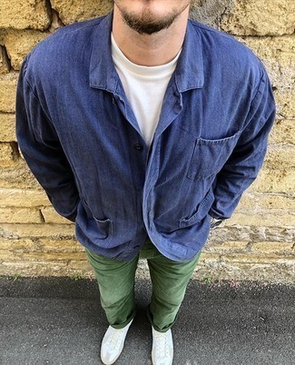 Comment porter un jean vert: Associe une chemise à manches longues en chambray bleue avec un jean vert pour affronter sans effort les défis que la journée te réserve. Une paire de baskets basses en toile blanches est une option génial pour complèter cette tenue.