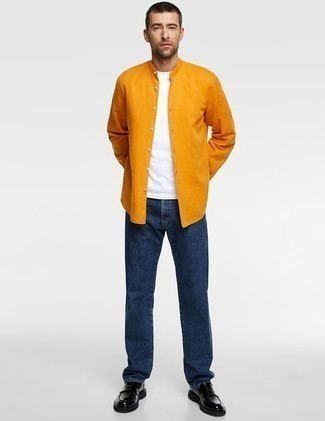 Comment porter une chemise à manches longues orange: Choisis une chemise à manches longues orange et un jean bleu marine pour un look de tous les jours facile à porter. Une paire de slippers en cuir noirs ajoutera de l'élégance à un look simple.