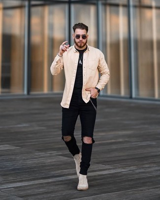 Comment porter une chemise beige: Une chemise beige et un jean skinny déchiré noir sont une tenue avisée à avoir dans ton arsenal. Une paire de bottines chelsea en daim beiges ajoutera de l'élégance à un look simple.