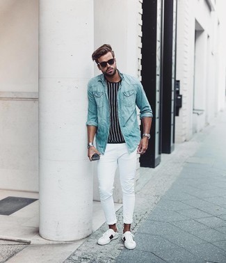 Comment porter un jean blanc avec des baskets basses blanches: Pense à harmoniser une chemise à manches longues en chambray vert menthe avec un jean blanc pour une tenue idéale le week-end. Cet ensemble est parfait avec une paire de baskets basses blanches.