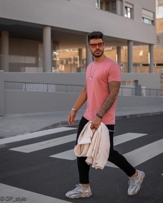 Comment porter un t-shirt à col rond rose: Essaie d'associer un t-shirt à col rond rose avec un jean skinny noir pour un look idéal le week-end. Complète ce look avec une paire de chaussures de sport grises.