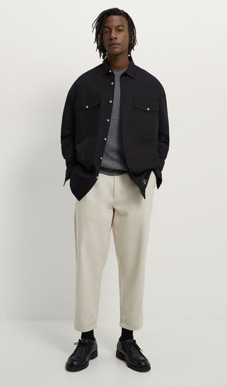 Tenue: Chemise à manches longues noire, T-shirt à col rond gris, Pantalon chino blanc, Bottines chukka en cuir noires