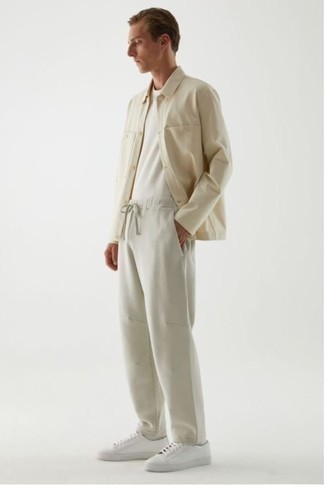 Tenue: Chemise à manches longues beige, T-shirt à col rond blanc, Pantalon chino blanc, Baskets basses en toile blanches