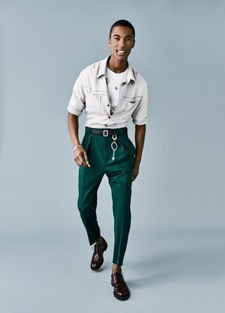 Tenue: Chemise à manches longues grise, T-shirt à col rond blanc, Pantalon chino vert foncé, Chaussures derby en cuir bordeaux