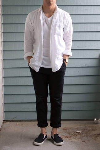 Comment porter un t-shirt à col rond blanc avec un pantalon chino noir: Essaie d'harmoniser un t-shirt à col rond blanc avec un pantalon chino noir pour un look de tous les jours facile à porter. Cette tenue est parfait avec une paire de baskets à enfiler en toile noires.