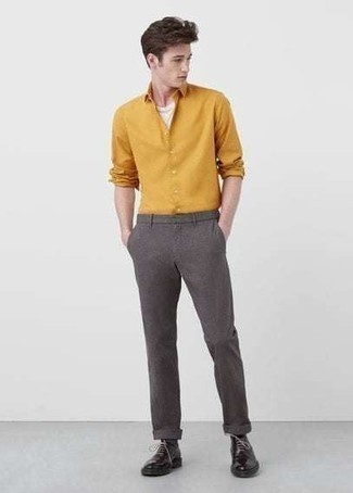 Comment porter une chemise jaune: Harmonise une chemise jaune avec un pantalon chino marron foncé pour obtenir un look relax mais stylé. D'une humeur créatrice? Assortis ta tenue avec une paire de chaussures richelieu en cuir marron foncé.