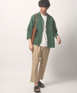 Tenue: Chemise à manches longues vert foncé, T-shirt à col rond blanc, Pantalon chino marron clair, Sandales en cuir marron foncé