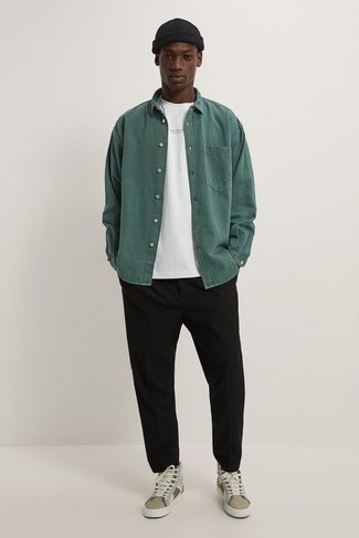 Tenue: Chemise à manches longues vert foncé, T-shirt à col rond blanc, Pantalon chino noir, Baskets montantes en cuir marron clair