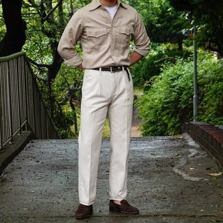 Comment porter une ceinture en cuir tressée marron: Choisis une chemise à manches longues beige et une ceinture en cuir tressée marron pour un look confortable et décontracté. Une paire de slippers en daim marron foncé est une façon simple d'améliorer ton look.