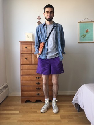 Tenue: Chemise à manches longues en chambray bleue, T-shirt à col rond gris, Short de running violet, Baskets montantes en toile beiges