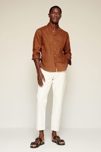 Tenue: Chemise à manches longues tabac, Pantalon chino blanc, Sandales en cuir marron foncé