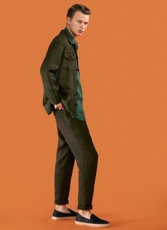 Comment porter des espadrilles: Opte pour une chemise à manches longues vert foncé avec un pantalon chino vert foncé pour une tenue idéale le week-end. Une paire de espadrilles est une option judicieux pour complèter cette tenue.