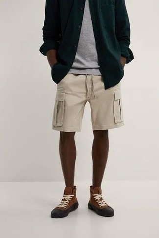 Tenue: Chemise à manches longues vert foncé, T-shirt à col rond gris, Short beige, Baskets montantes en toile marron