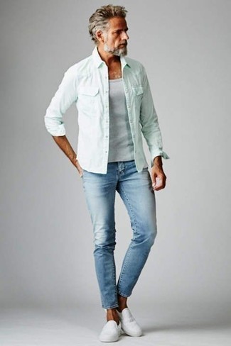 Comment porter une chemise à manches longues vert menthe: Pense à marier une chemise à manches longues vert menthe avec un jean bleu clair pour une tenue idéale le week-end. Une paire de baskets à enfiler en toile blanches est une option avisé pour complèter cette tenue.