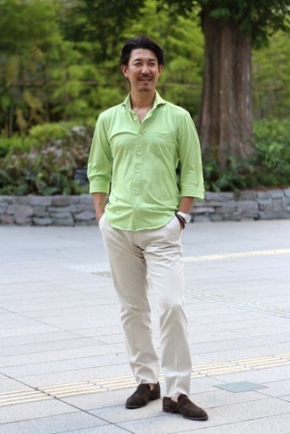 Tenue: Chemise à manches longues vert menthe, Pantalon chino blanc, Slippers en daim marron foncé, Montre en cuir blanche
