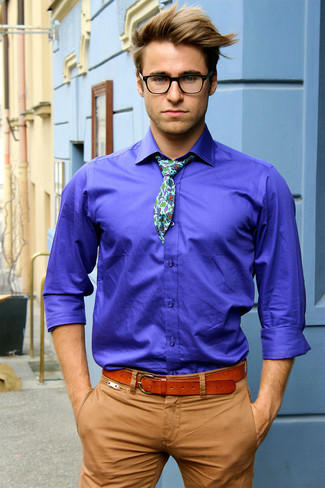 Comment porter une cravate verte: Associe une chemise à manches longues violette avec une cravate verte pour dégager classe et sophistication.