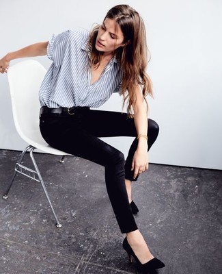 Comment porter une chemise boutonnée à manches courtes grise: Pense à associer une chemise boutonnée à manches courtes grise avec un jean skinny noir et tu auras l'air d'une vraie poupée. Cet ensemble est parfait avec une paire de escarpins en daim noirs.