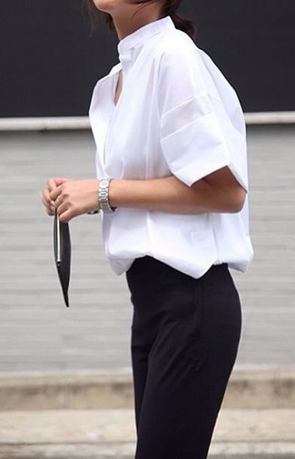 Comment porter une chemise boutonnée à manches courtes blanche: Pense à harmoniser une chemise boutonnée à manches courtes blanche avec un pantalon de costume noir pour achever un look habillé mais pas trop.