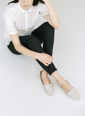 Comment porter une chemise boutonnée à manches courtes blanche: Associe une chemise boutonnée à manches courtes blanche avec un pantalon slim noir pour achever un look habillé mais pas trop. Une paire de slippers en cuir beiges est une option judicieux pour complèter cette tenue.