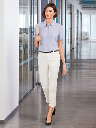 Comment porter une chemise boutonnée à manches courtes bleu clair: Marie une chemise boutonnée à manches courtes bleu clair avec un pantalon slim blanc pour créer un look chic et décontracté. Termine ce look avec une paire de escarpins en daim noirs.