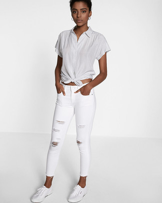 Comment porter des baskets basses blanches: Marie une chemise boutonnée à manches courtes grise avec un jean skinny déchiré blanc pour un look de tous les jours facile à porter. D'une humeur audacieuse? Complète ta tenue avec une paire de baskets basses blanches.