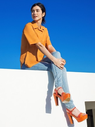 Comment porter des sandales à talons en cuir orange: Associe une chemise boutonnée à manches courtes moutarde avec un jean skinny bleu clair pour un look de tous les jours facile à porter. Une paire de sandales à talons en cuir orange est une option judicieux pour complèter cette tenue.