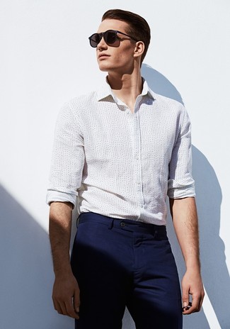 Comment porter une chemise de ville á pois à 30 ans: Pense à associer une chemise de ville á pois avec un pantalon chino bleu marine pour créer un look chic et décontracté.
