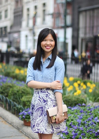 Comment porter une chemise de ville bleu clair: Essaie de marier une chemise de ville bleu clair avec une minijupe imprimée violette pour affronter sans effort les défis que la journée te réserve.