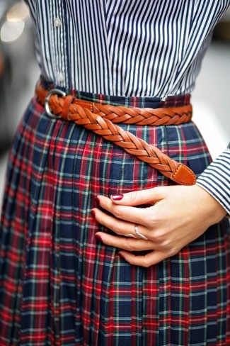 Comment porter une jupe mi-longue écossaise rouge: Harmonise une chemise de ville à rayures verticales blanc et bleu marine avec une jupe mi-longue écossaise rouge pour une tenue confortable aussi composée avec goût.