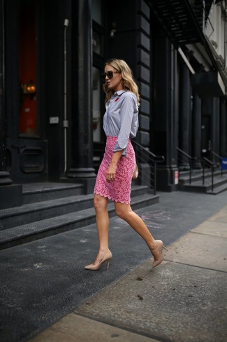 Comment porter une jupe crayon en dentelle rose: Essaie d'harmoniser une chemise de ville à rayures verticales bleue avec une jupe crayon en dentelle rose pour un look élégant et soigné. Complète ce look avec une paire de escarpins en cuir beiges.