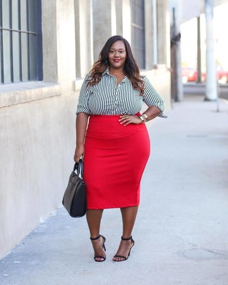Comment porter une jupe crayon rouge: Opte pour une chemise de ville à rayures verticales blanche et noire avec une jupe crayon rouge pour prendre un verre après le travail. Une paire de sandales à talons en cuir noires est une option parfait pour complèter cette tenue.